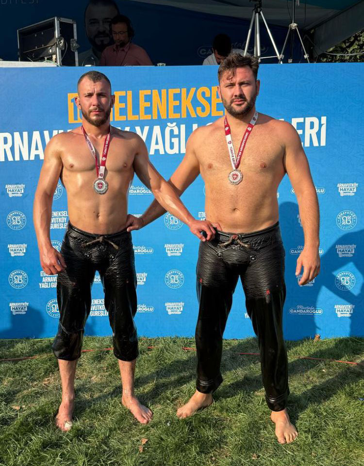 Büyükşehir’in sporcuları güreş de kürsüde yer aldı