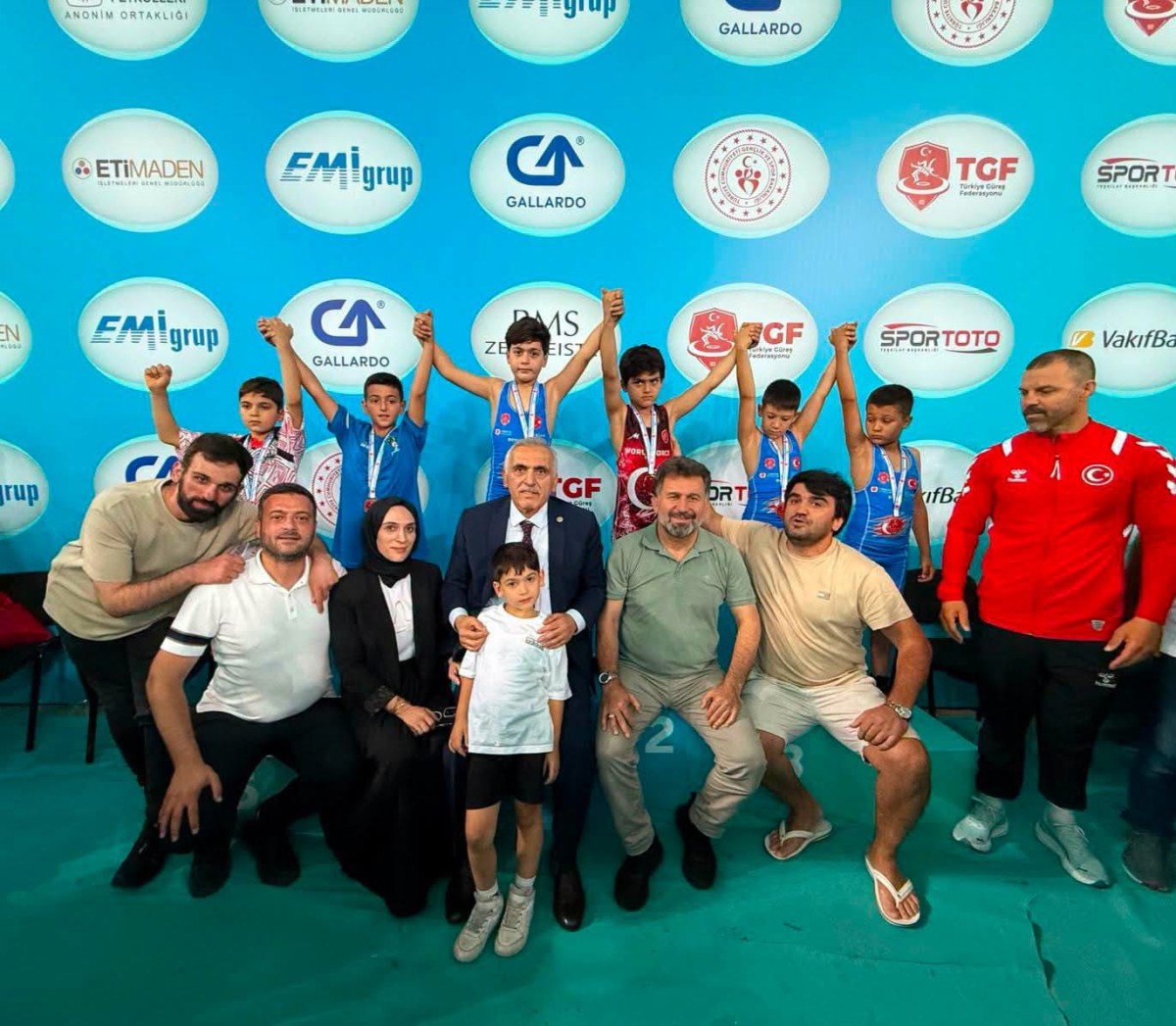 Hendek Olimpik Spor Kulübü'nden Türkiye Şampiyonası'nda Büyük Gurur: 14 Madalya, 2 Takım Kupası!
